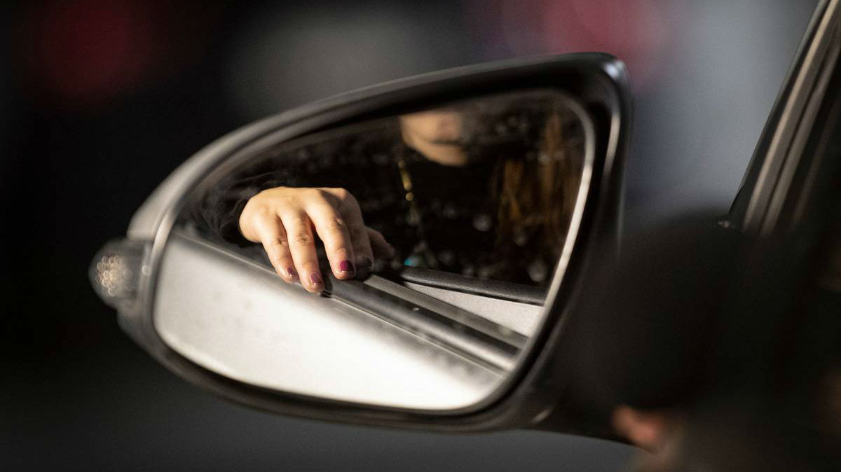 An Auckland Chinese mother says she no longer feels safe in the city after her handbag was snatched from her lap in Newmarket while she was sitting in her parked car.