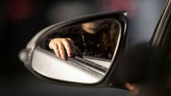 An Auckland Chinese mother says she no longer feels safe in the city after her handbag was snatched from her lap in Newmarket while she was sitting in her parked car.