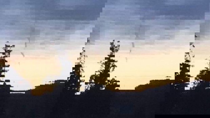 A suspected meteor shoots across the North Canterbury sky. (Photo / Amanda Coster)