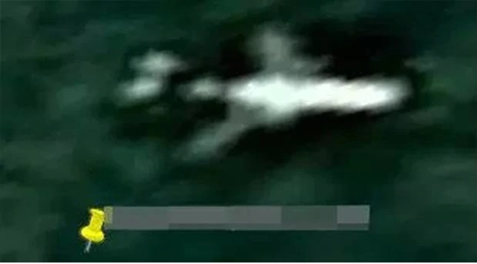 The tech expert claims there is a visible gap between the tail and the back of the plane. (Photo / Google Earth)