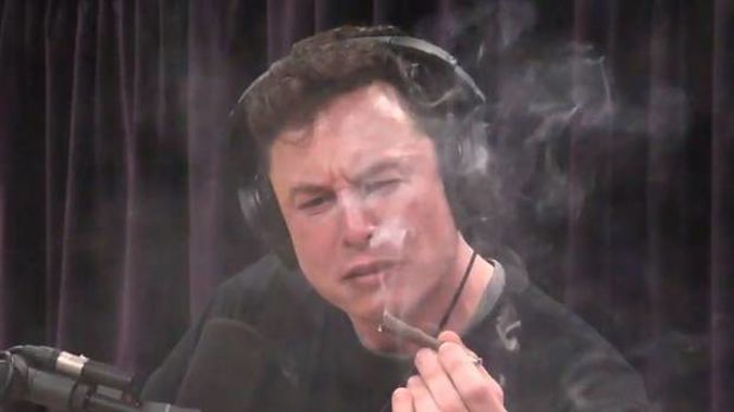 Un automobiliste sur une place de recharge II - Page 6 Elon-musk-smoking-marijuana-youtube