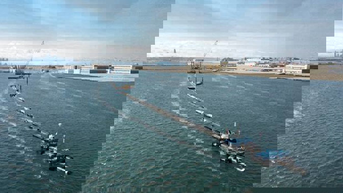The long floating boom that will be used to corral plastic litter in the Pacific Ocean. (Photo / AP.)