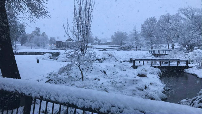Heavy snow has been falling since about 4am in Queenstown, leaving parts of the town without power. (Photo: Shaun Barnett)
