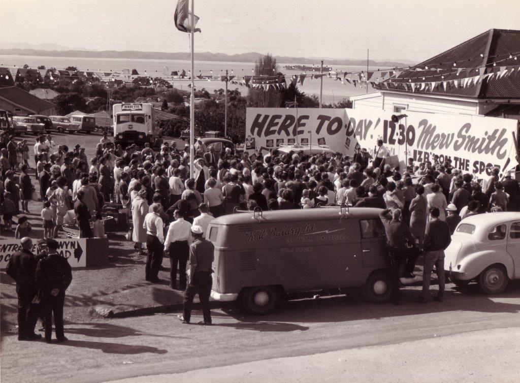 Merv attracted a huge crowd wherever he went. 