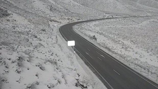 Snow around Lindis Pass (State highway 8) in the South Island this morning. Photo / NZTA