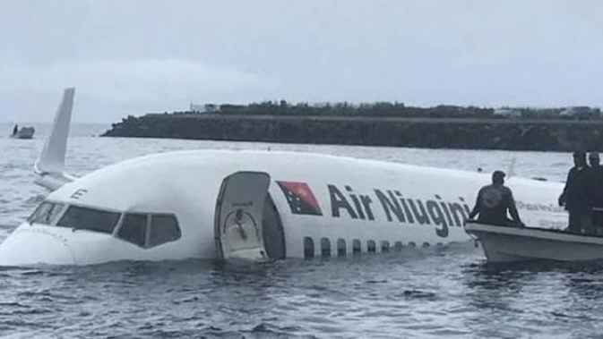 Rescuers have been checking the plane on small boats. (Photo / Twitter)