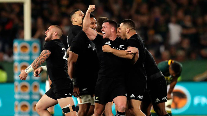 The All Blacks scored two tries within the closing moments of the match claiming victory 32 -30. (Photo / Getty)