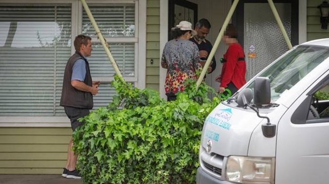Landlord Nina Zhao meets with the bailiff and a locksmith at her property in West Tamaki Rd after the illegal tenants were evicted. (Photo / Greg Bowker)