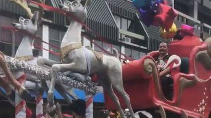 Nelson's parade featured a Maori Santa dressed in a Hawaiian shirt. (Photo / Facebook)
