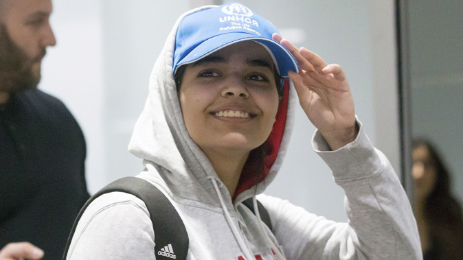 Rahaf Mohammed Alqunun smiled at reporters as she arrived at an airport in Toronto. (Photo / AP)