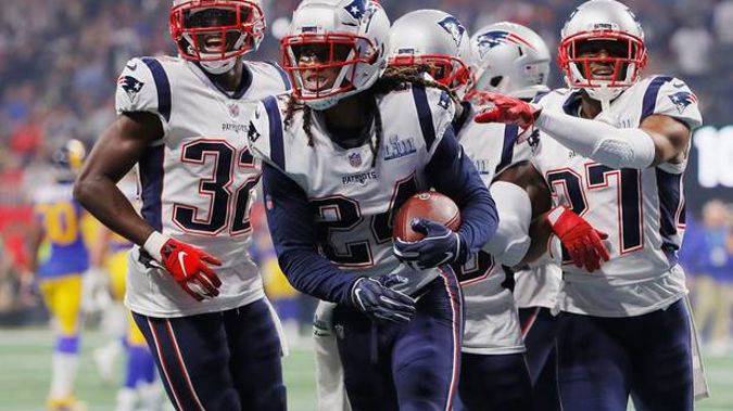 The New England Patriots celebrate with Stephon Gilmore after Gilmore's interception in the fourth quarter. (Photo / Getty)
