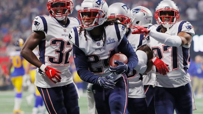The New England Patriots celebrate with Stephon Gilmore after Gilmore's interception in the fourth quarter. (Photo / Getty)