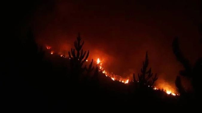 More than 100 firefighters have been working through the night to combat the 1900ha blaze.
