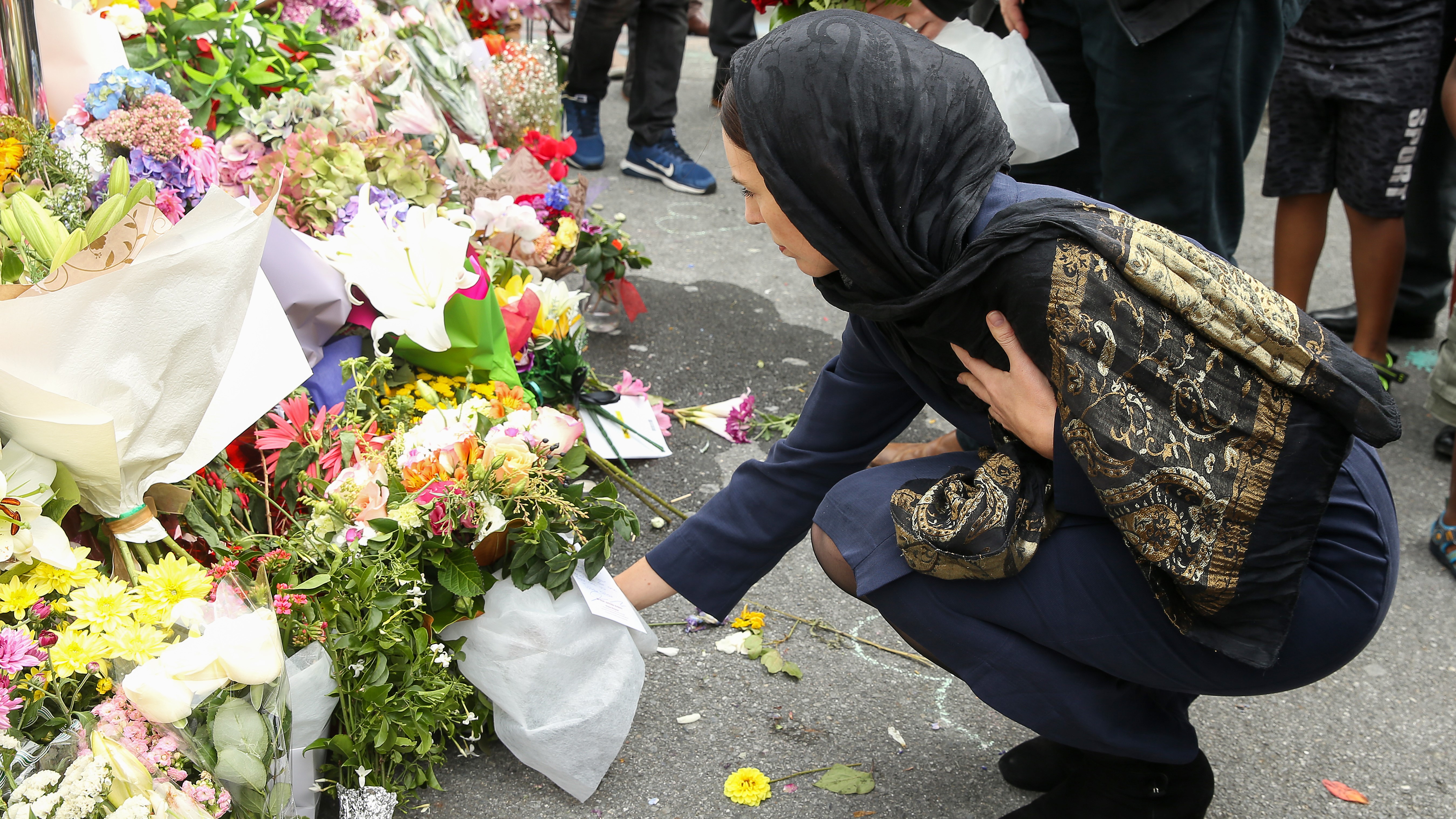 Prime Minister Jacinda Ardern lays a wreath at the Kilbirnie Mosque on March 17, 2019 in Wellington, New Zealand. (Photo / Getty)