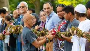Representatives from the Muslim community were among those presented with the Lei of Aloha for World Peace. (Video: Newstalk ZB)