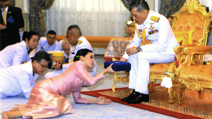 Thailand's King Maha Vajiralongkorn Bodindradebayavarangkun, right, presents a gift to Queen Suthida Vajiralongkorn Na Ayudhya. (Photo / AP)