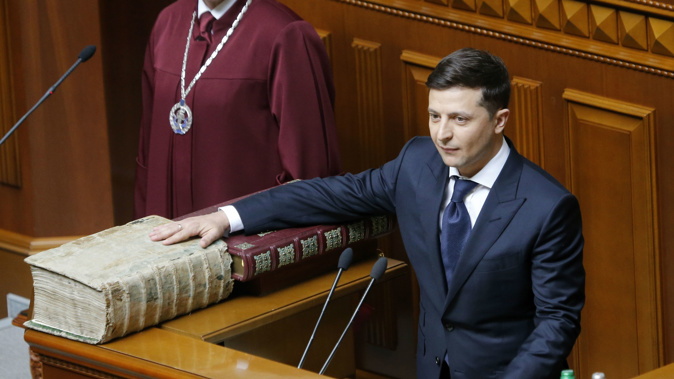 Ukrainian President-elect Volodymyr Zelenskiy takes the oath of office. (Photo / AP)