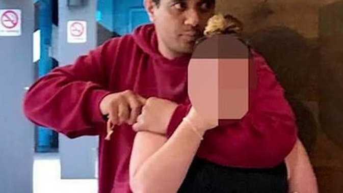 Eddie Tamatea holds a knife to his hostage's throat at the Manukau mall last year. (Photo / Supplied)