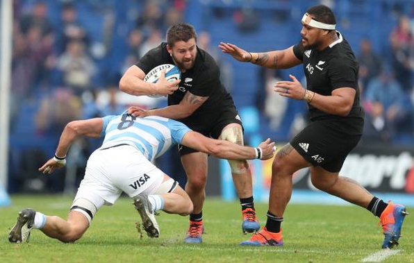 New Zealand's All Blacks Dane Coles, center, is tackled by Argentina's Los Pumas Javier Ortega Desio during a rugby championship match in Buenos Aires. (Photo / AP)