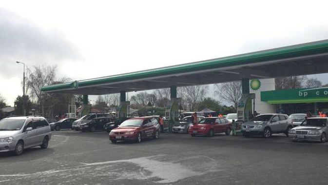 The queues at the BP in Gloucester Street, Christchurch. (Photo / ZB)