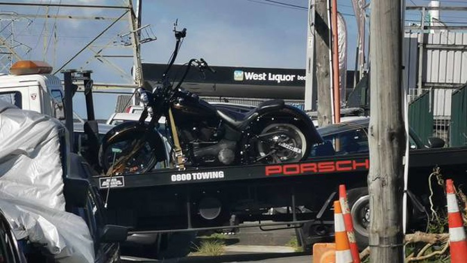 Armed police execute search warrants at West Auckland car yard. (Photo / Supplied)