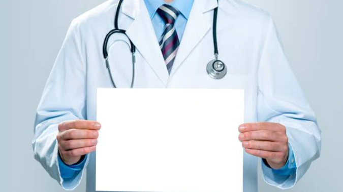 A doctor must make a written apology after he failed to inform a patient with severe abdominal pain that her blood tests were abnormal. (Photo / File)