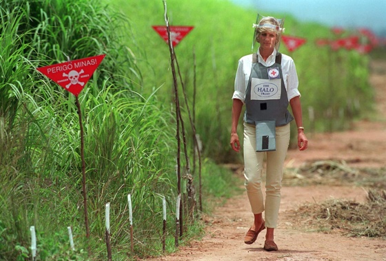 Diana made her way past red flags warning of live landmines during a visit to Huambo, Angola, in 1997. (Photo / CNN)