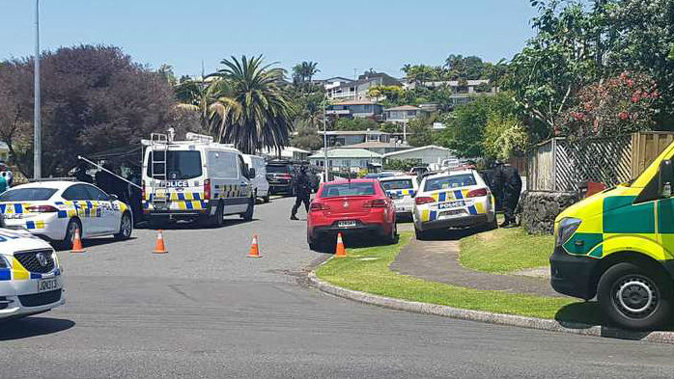 Footage of armed police have cordoned Oriana Crescent in Bellevue. (Photo / Zoe Hunter)