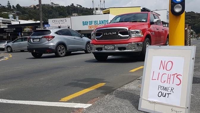Power out in Paihia, with the country's northern-most traffic lights out of action. (Photo / Peter de Graaf)