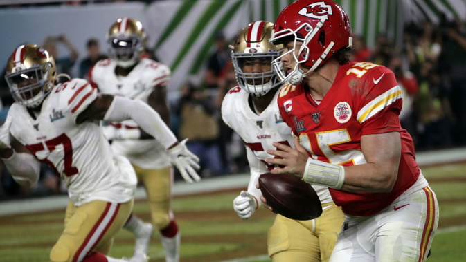 Kansas City Chiefs quarterback Patrick Mahomes runs against the San Francisco 49ers during the second half of the NFL Super Bowl 54 (Photo / AP)