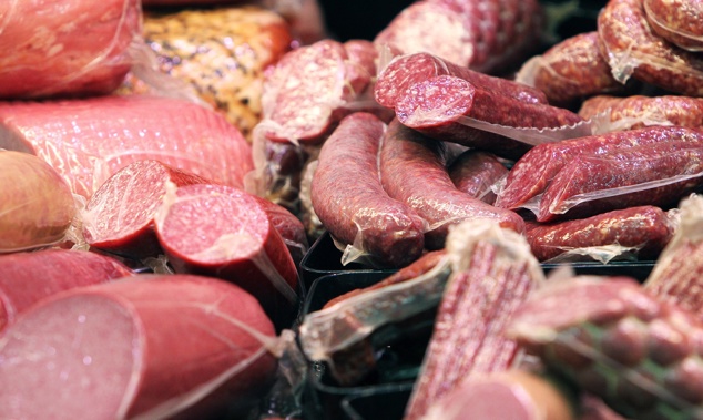 New analysis of long term data on nearly 30,000 people found a small but significant risk of death from any cause tied to eating two servings of processed meat or unprocessed red meat each week. Photo / Getty Images