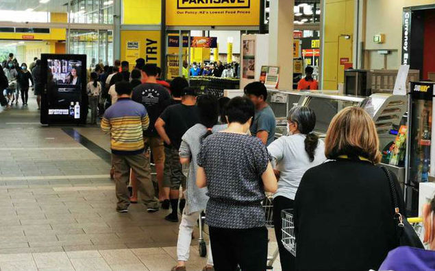 Supermarkets crowded as people ignore calls to remain calm