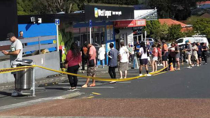 The queue for West Liquor in Glen Eden on Friday afternoon. (Photo / Supplied)