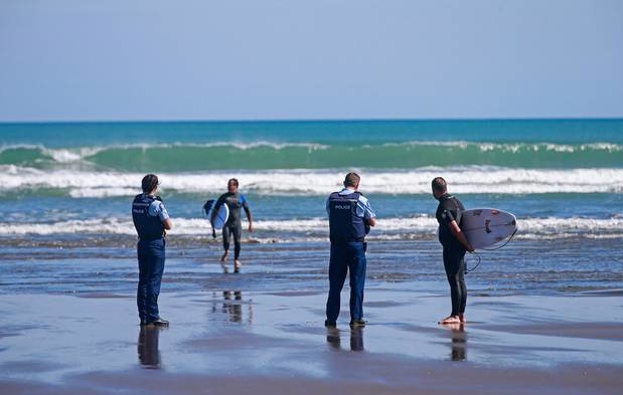 Police weren't able to stop people from surfing if they weren't congregating, according to leaked Crown Law advice. (Photo / NZ Herald)