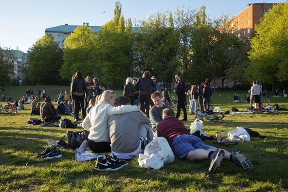 Groups of people sit in a park at Tantolunden in Stockholm, Sweden, which has refused to close down schools and restaurants to contain the Covid-19 coronavirus. (Photo / Loulou D'Aki, Bloomberg)