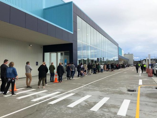 The queue for Nido stretched to more than 200 at around midday today, with many not social distancing. (Photo / Supplied)
