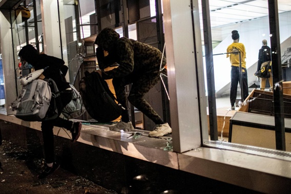 People take items from a store hours after a solidarity rally calling for justice over the death of George Floyd in New York. (Photo / AP)