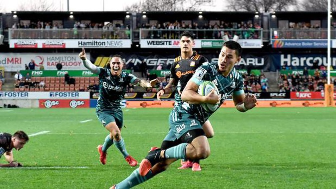 Patelesio Tomkinson scores the match winning try. (Photo / Photosport)