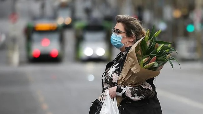 People in Melbourne will now have to wear masks from Wednesday. (Photo / News Corp Australia)