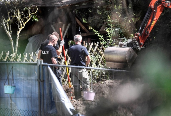 German police officers search an allotment garden plot in Seelze, near Hannover, Germany. (Photo / AP)