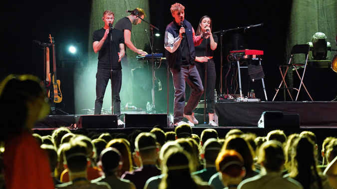 Singer Tim Bendzko performed for volunteers during the study. (Photo / Getty)