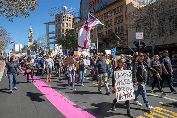 About a few thousand people were out for Advance Party's demonstration against the government's Covid-19 restrictions and lockdowns. Photo / Peter Meecham