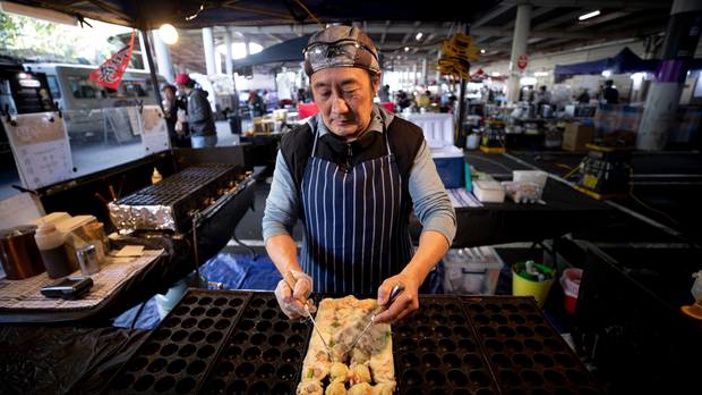 A former top teppanyaki chef from Grand Millennium and Stamford Plaza Martin Lowe now runs a takoyaki market stall full time since losing his job because of the Covid-19 pandemic. Photo / Dean Purcell