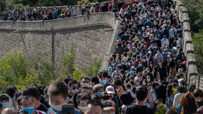 Chinese tourists crowd together on the Badaling section of the Great Wall of China in Beijing on October 4, 2020. (Photo / Getty)