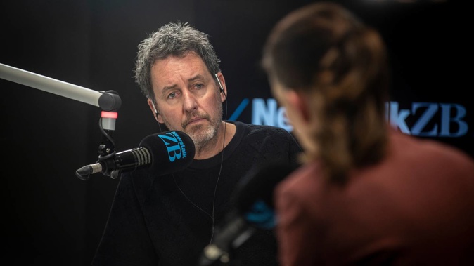 Newstalk ZB's Mike Hosking quizzing Prime Minister Jacinda Ardern. (Photo / Michael Craig)