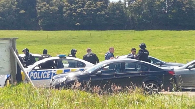 Armed police gathering at the intersection of Matauri Bay Rd and Hikurua Rd in Northland. Photo / Peter de Graaf