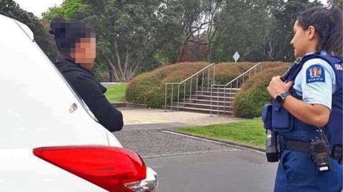 A police officer talks to the Auckland City Hospital contractor who contacted them after being concerned about a woman with a newborn baby on Thursday. Photo / Supplied