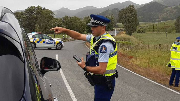 Police stop traffic after a serious shooting incident near Tangowahine on State Highway 14 in Northland earlier this week. (Photo / Tania Whyte)