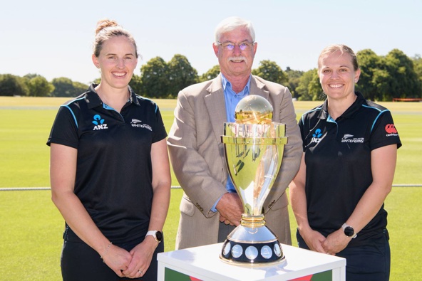 White Ferns stars Amy Satterthwaite and Lea Tahuhu pose with Kiwi great Sir Richard Hadlee and the Women's World Cup trophy. Photo / Photosport