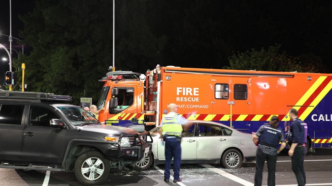 Police used an Eagle helicopter, a Fire and Emergency vehicle, and its Armed Offenders Squad to apprehend a wanted man in central Auckland last night. Photo / Hayden Woodward